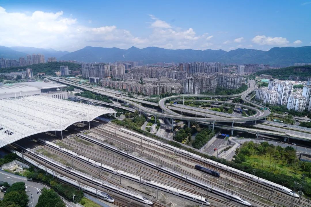 暑运正当时!铁路人加油! 暑运正当时!铁路人加油!