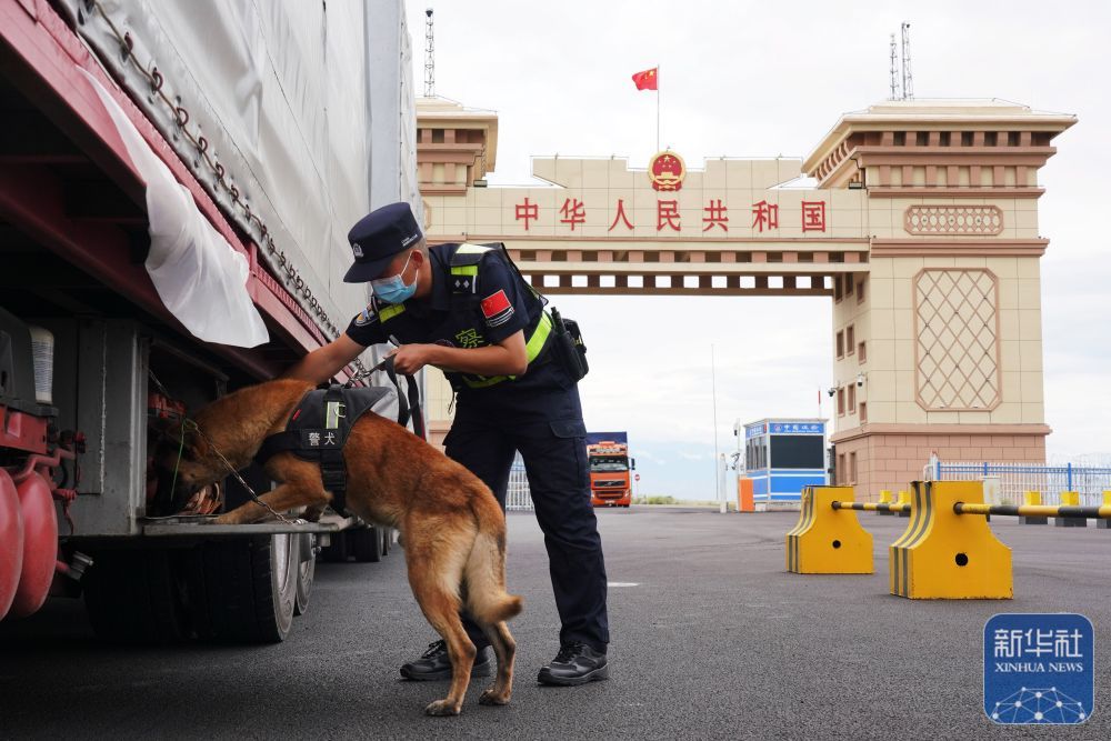 中哈都拉塔口岸迎来跨境旅行热潮 中哈都拉塔口岸迎来跨境旅行热潮