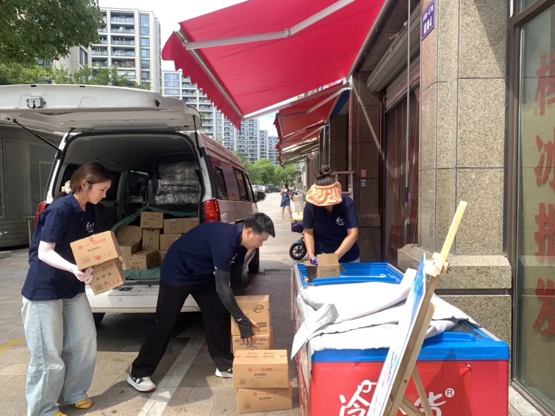 “免费的!”小伙4年送出30万支… “免费的!”小伙4年送出30万支…