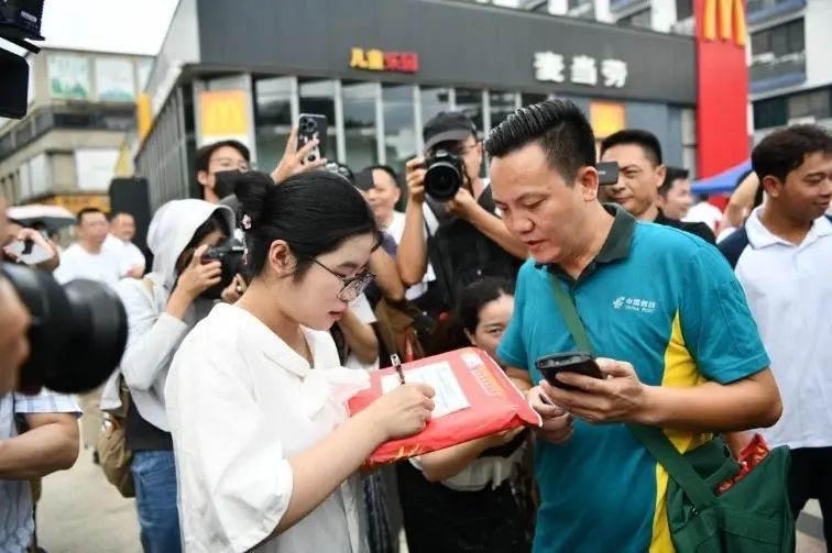 喜从天降!广东学子收到“飞”来的录取通知书 喜从天降!广东学子收到“飞”来的录取通知书