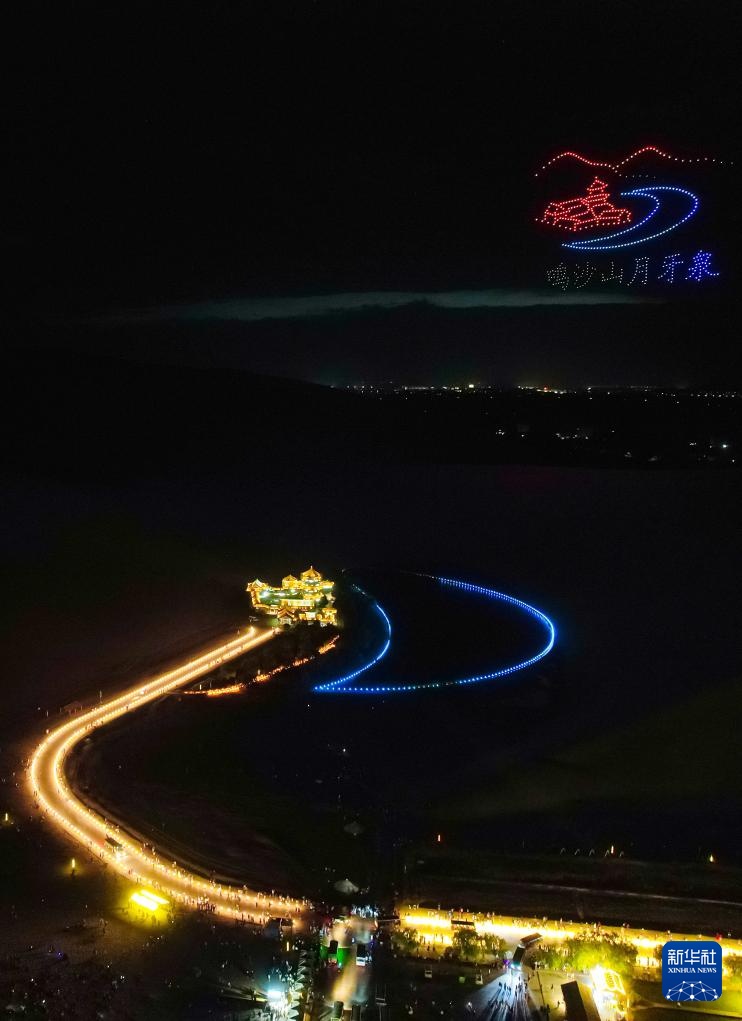 万人星空演唱会“点亮”鸣沙月泉 万人星空演唱会“点亮”鸣沙月泉