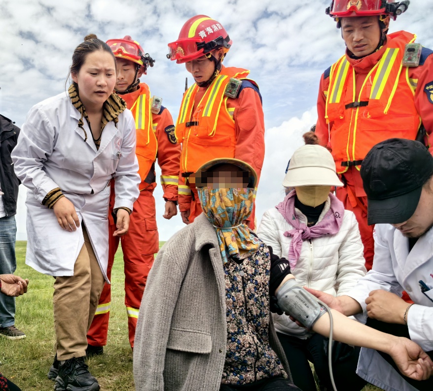 河水上涨致3人700余只牛羊被困!青海消防紧急救援 河水上涨致3人700余只牛羊被困!青海消防紧急救援