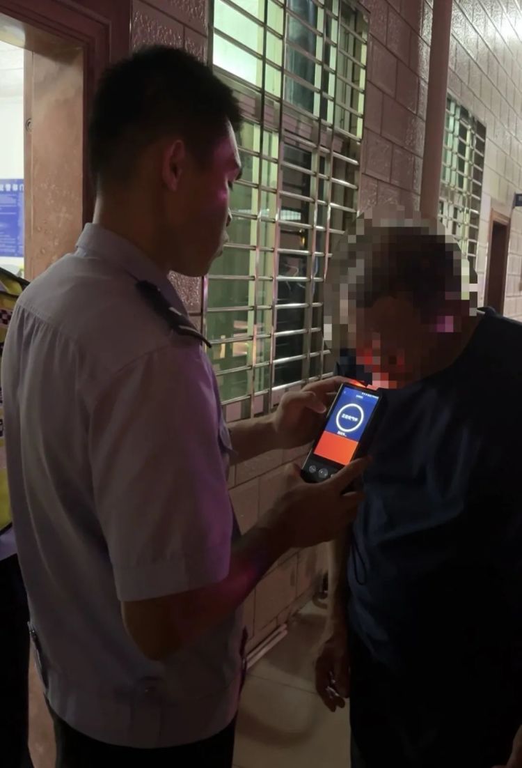 男子酒后驾车被查,前一天刚拿的驾驶证,第二天就被吊销了! 男子酒后驾车被查,前一天刚拿的驾驶证,第二天就被吊销了!