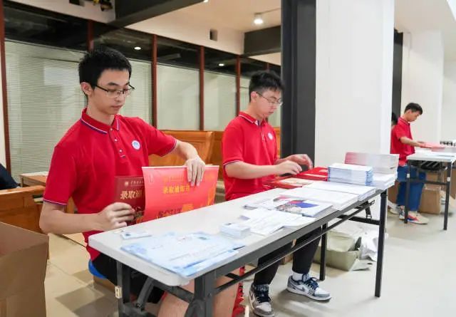 喜从天降!广东学子收到“飞”来的录取通知书 喜从天降!广东学子收到“飞”来的录取通知书