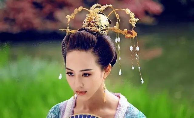 她是如何从“小白兔”变身为“蛇蝎女”的