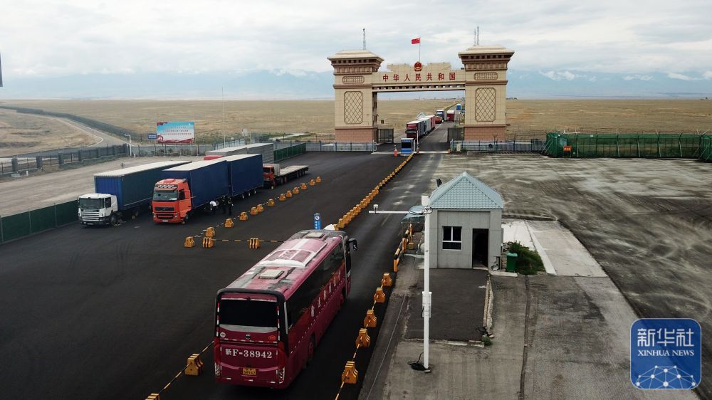 中哈都拉塔口岸迎来跨境旅行热潮 中哈都拉塔口岸迎来跨境旅行热潮