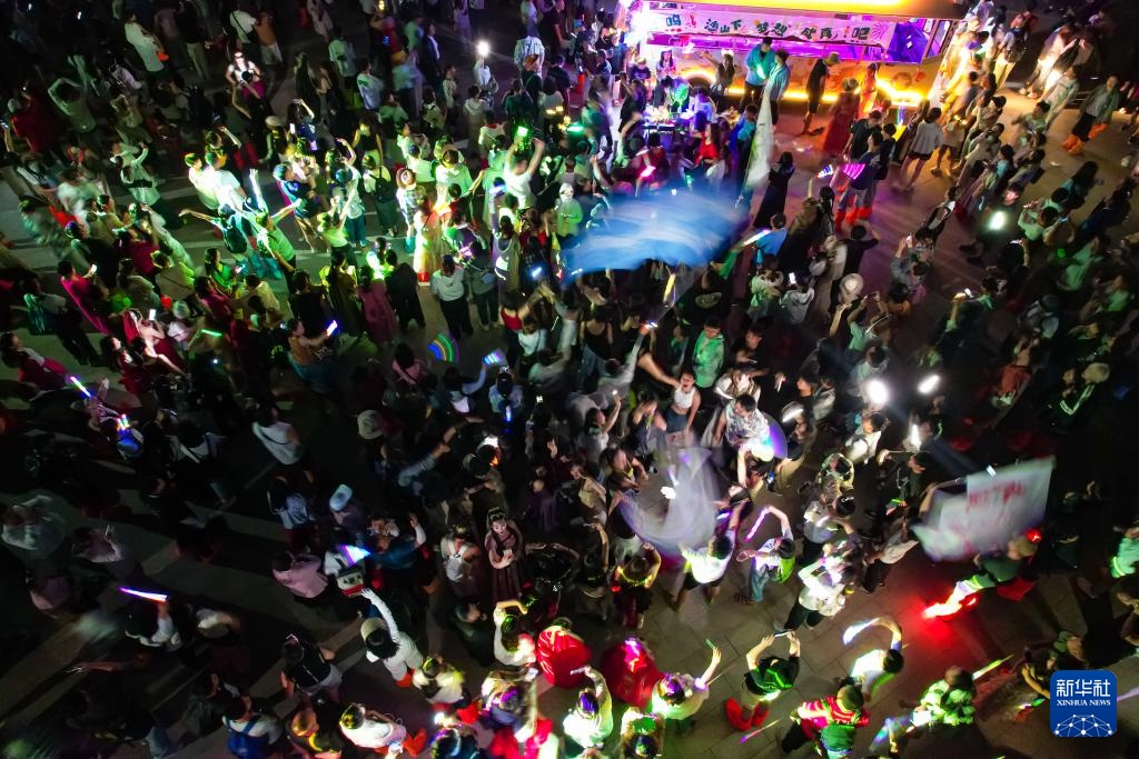 万人星空演唱会“点亮”鸣沙月泉 万人星空演唱会“点亮”鸣沙月泉