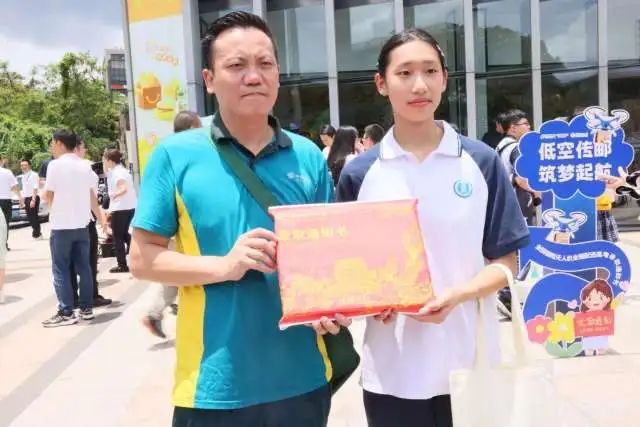 喜从天降!广东学子收到“飞”来的录取通知书 喜从天降!广东学子收到“飞”来的录取通知书