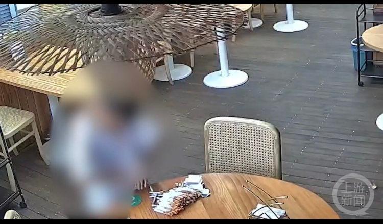 小学生痴迷收集“烟卡”，竟然偷拿价值近300元香烟