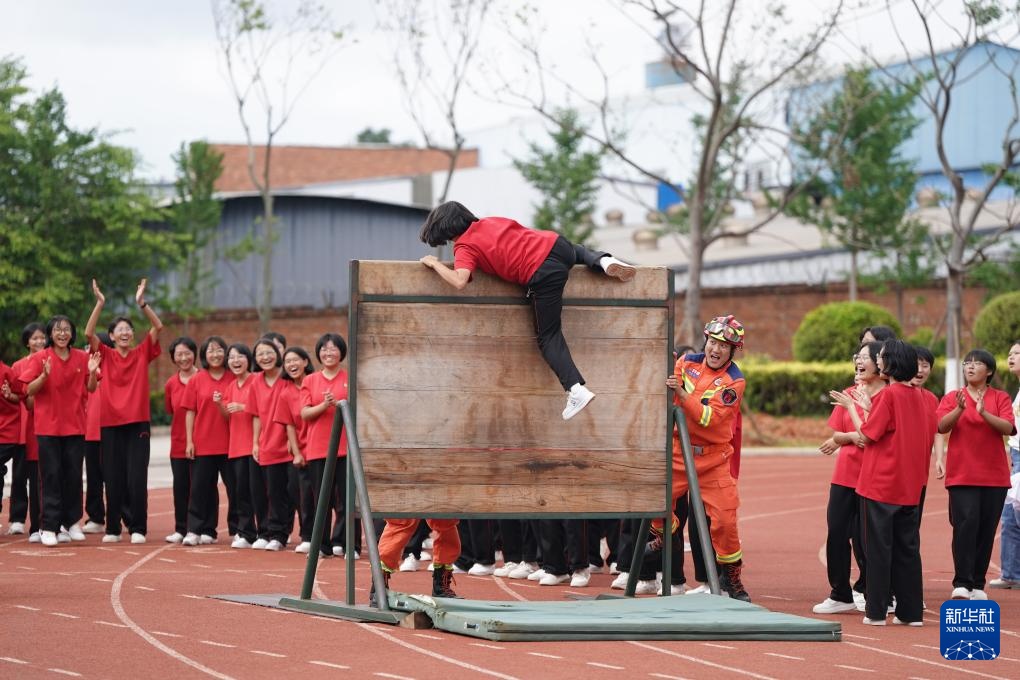 当日,云南丽江华坪女子高级中学300多名师生走进云南省消防救援总队