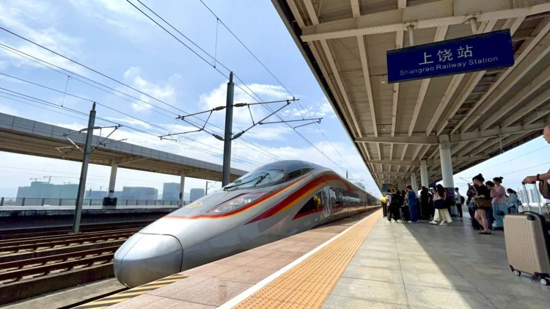 暑运正当时!铁路人加油! 暑运正当时!铁路人加油!