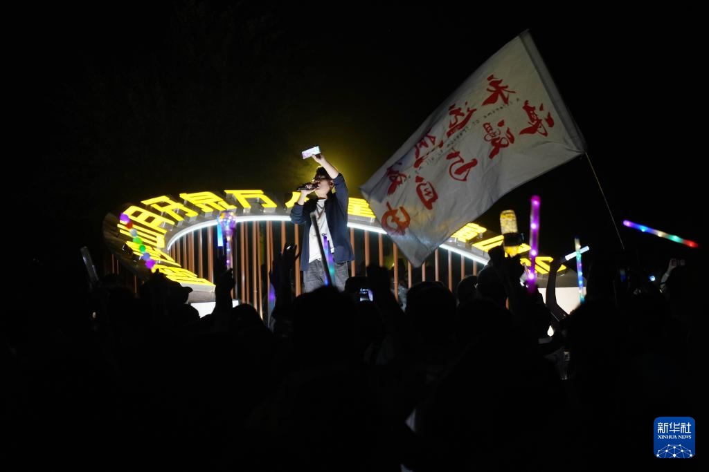 万人星空演唱会“点亮”鸣沙月泉 万人星空演唱会“点亮”鸣沙月泉