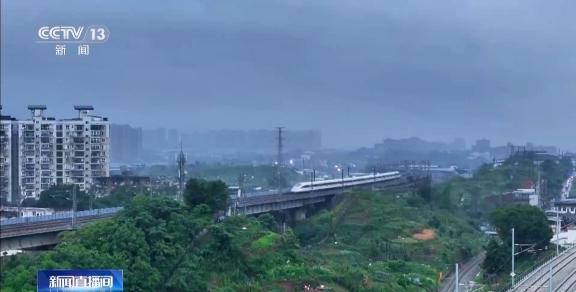 暑运客流量持续高位运行 多条铁路线路“热”力十足 暑运客流量持续高位运行 多条铁路线路“热”力十足