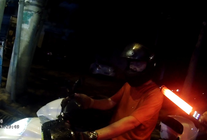 儿子街头被查，电话摇爹来“支援”，爹也被查了……