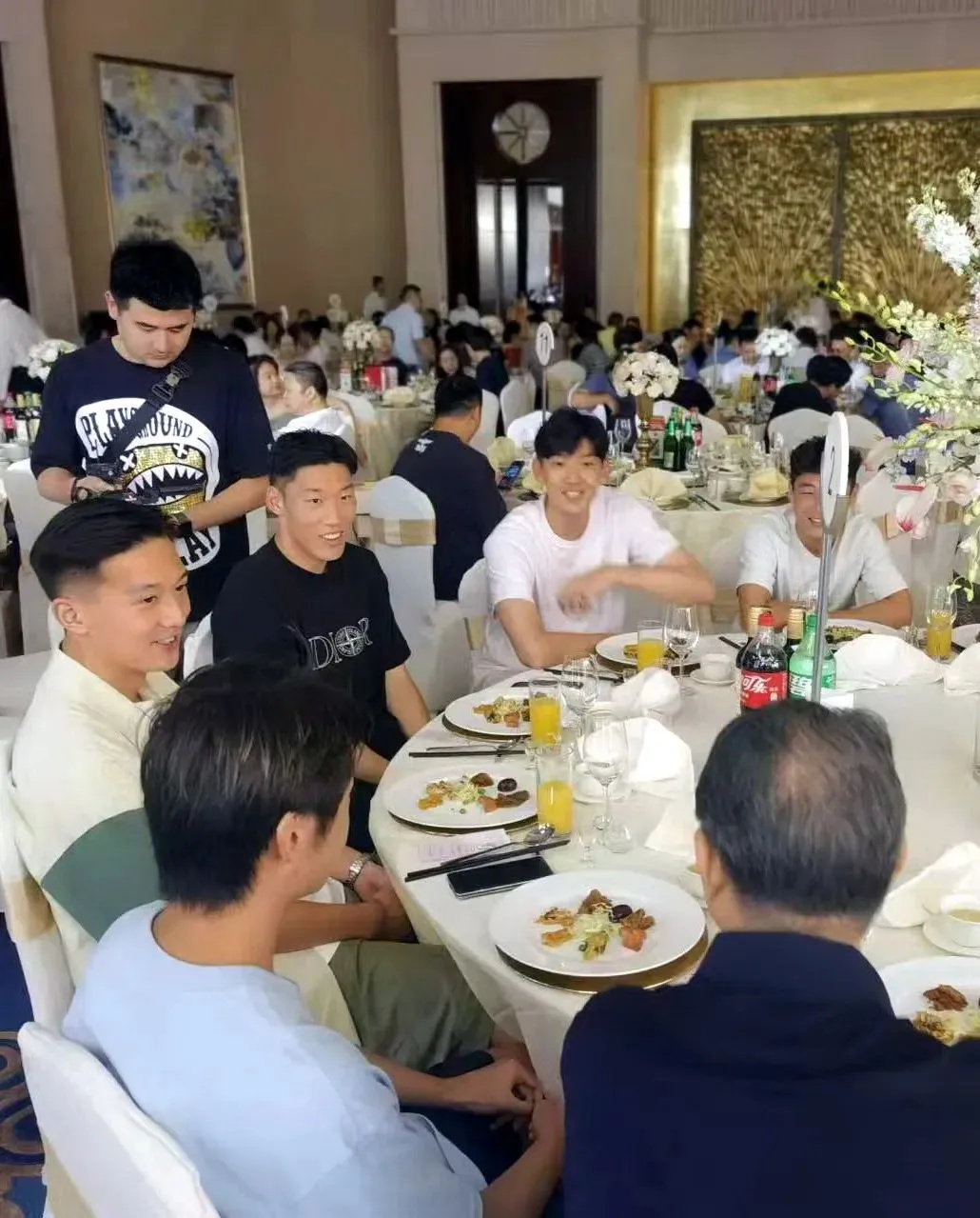 他们结婚了！证婚人徐根宝竟穿件旧衣服…