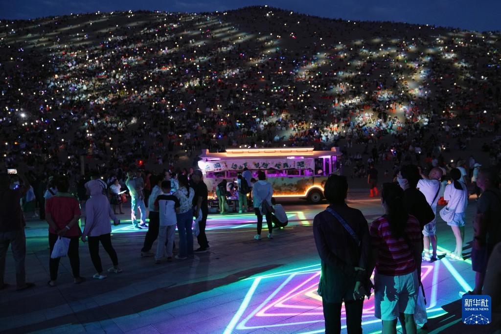 万人星空演唱会“点亮”鸣沙月泉 万人星空演唱会“点亮”鸣沙月泉