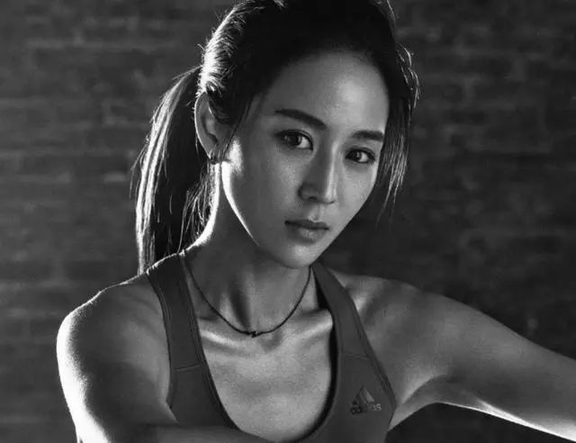 她是如何从“小白兔”变身为“蛇蝎女”的