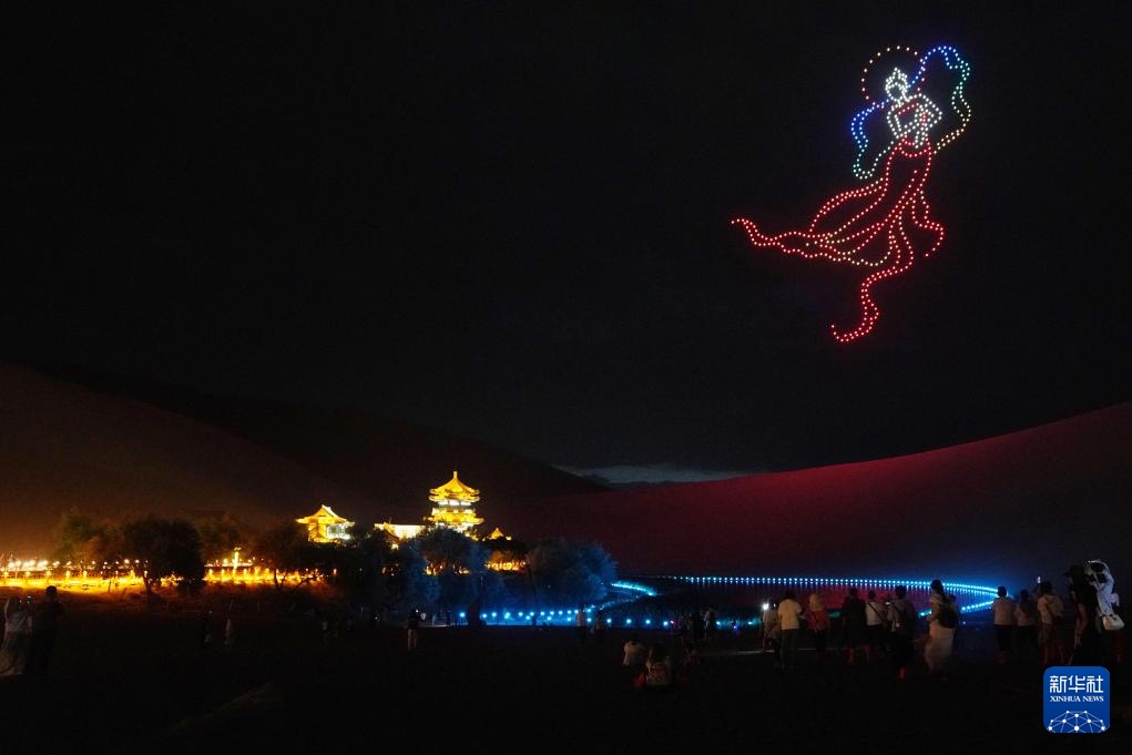 万人星空演唱会“点亮”鸣沙月泉 万人星空演唱会“点亮”鸣沙月泉