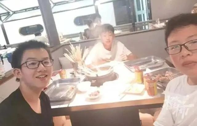 胆子大！3名初中生冲上热搜！家长被质疑？网友：“报警吧……”