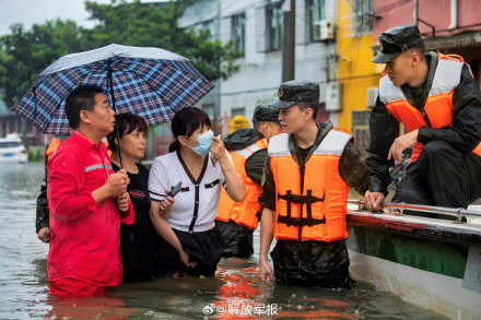 河南南阳暴雨，武警战士深水中转移被困群众