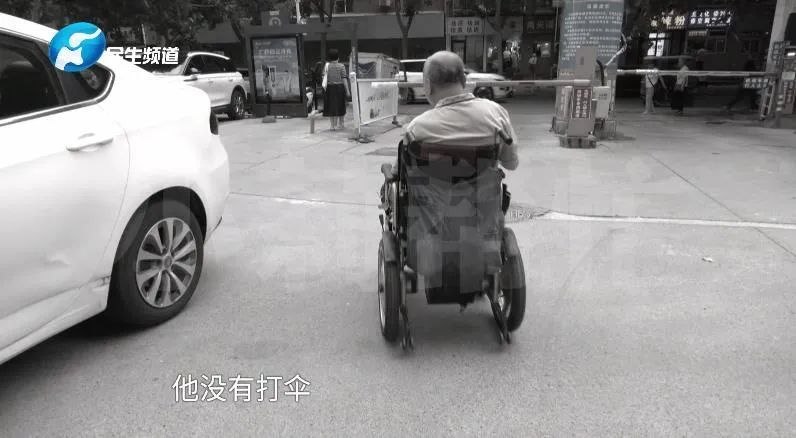 吴同学是新乡医学院三全学院一名在校大学生她回忆到"看叔叔坐轮椅不