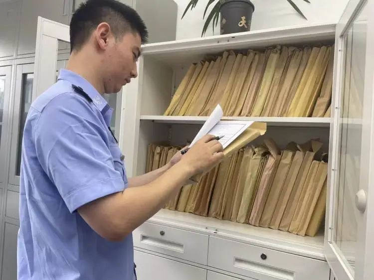 90后探长屡破“冷案”:破解字母秘密,抓获在逃超30年嫌犯 90后探长屡破“冷案”:破解字母秘密,抓获在逃超30年嫌犯