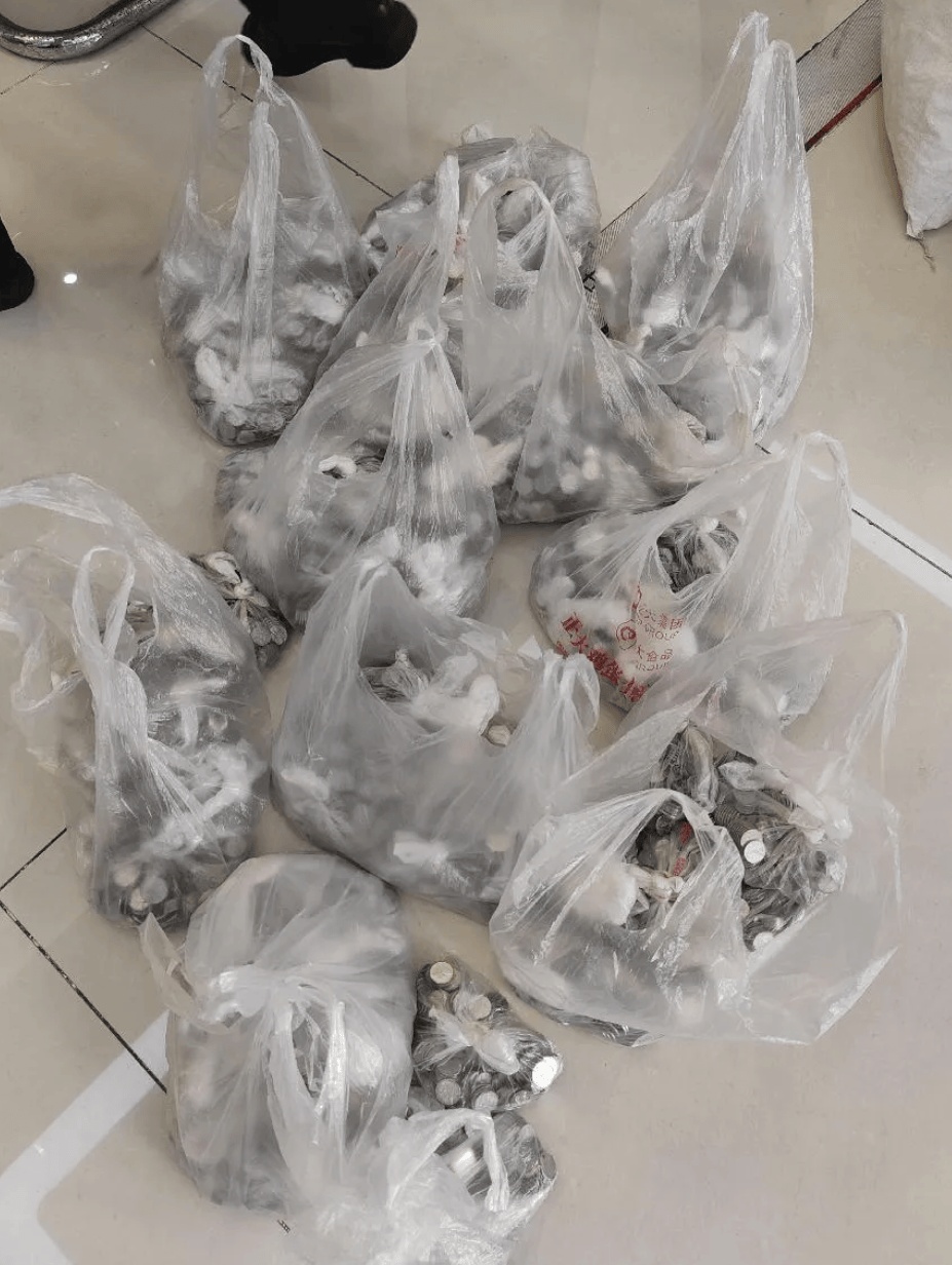 男子提三麻袋硬币偿还一万元欠款，法院：罚2000！