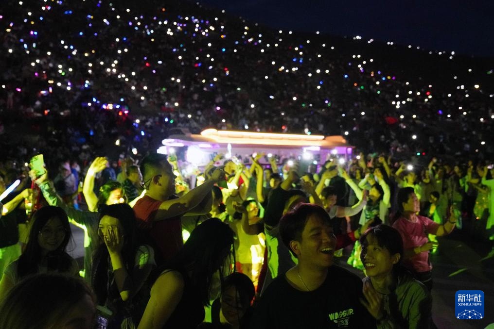 万人星空演唱会“点亮”鸣沙月泉 万人星空演唱会“点亮”鸣沙月泉