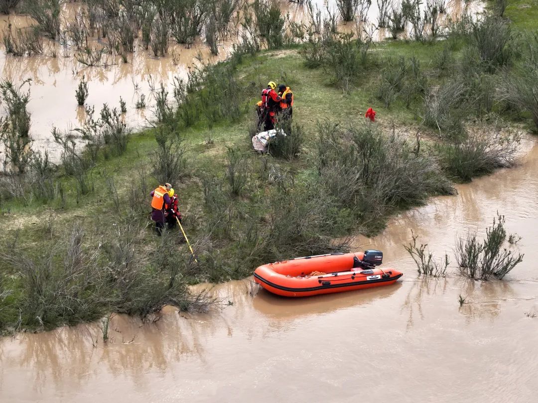 河水上涨致3人700余只牛羊被困!青海消防紧急救援 河水上涨致3人700余只牛羊被困!青海消防紧急救援