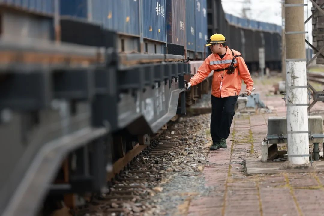 暑运正当时!铁路人加油! 暑运正当时!铁路人加油!