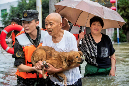 河南南阳暴雨，武警战士深水中转移被困群众