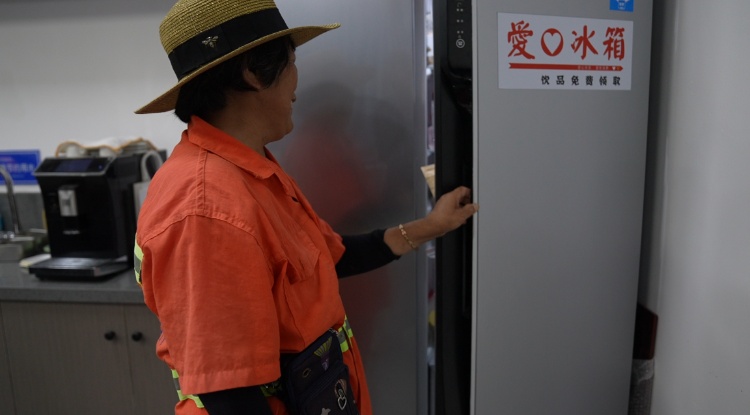 “免费的!”小伙4年送出30万支… “免费的!”小伙4年送出30万支…