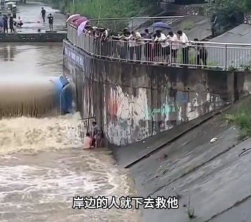 男子捞鱼被卷进“死亡漩涡”，危急时刻，他们跳入河中救人！