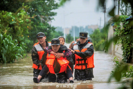 河南南阳暴雨，武警战士深水中转移被困群众