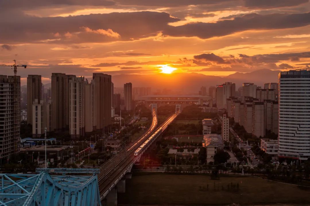 暑运正当时!铁路人加油! 暑运正当时!铁路人加油!