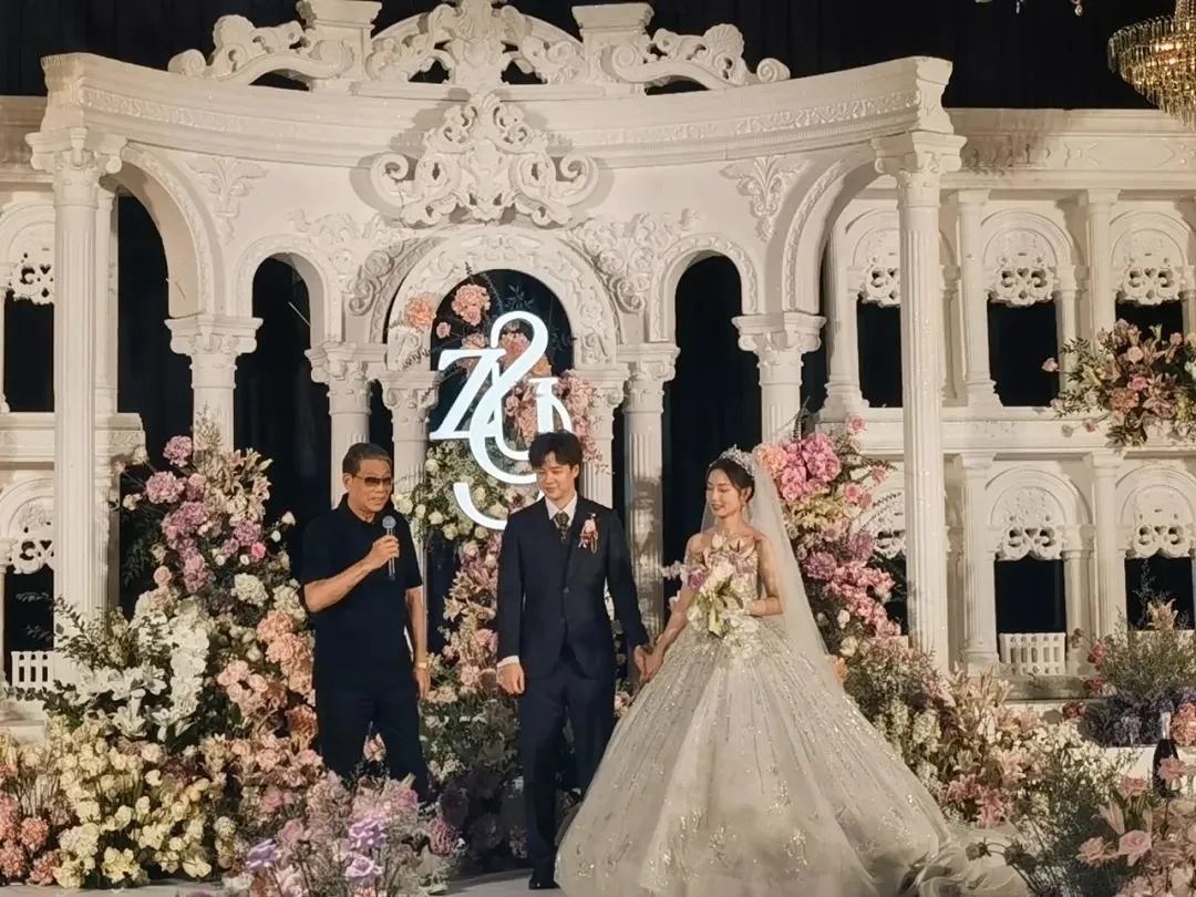他们结婚了！证婚人徐根宝竟穿件旧衣服…