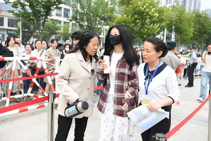 双目几近失明！她被录取了！