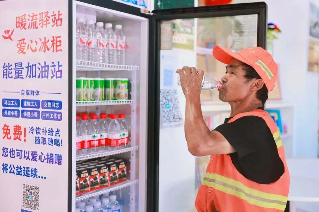 “免费的!”小伙4年送出30万支… “免费的!”小伙4年送出30万支…