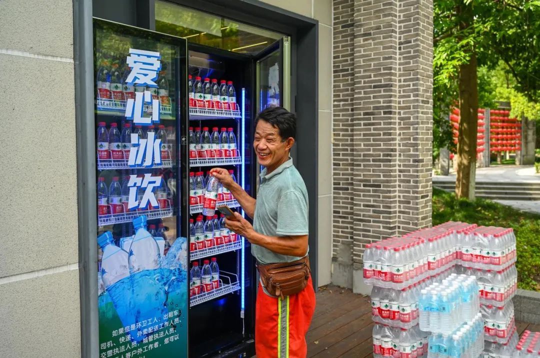 “免费的!”小伙4年送出30万支… “免费的!”小伙4年送出30万支…