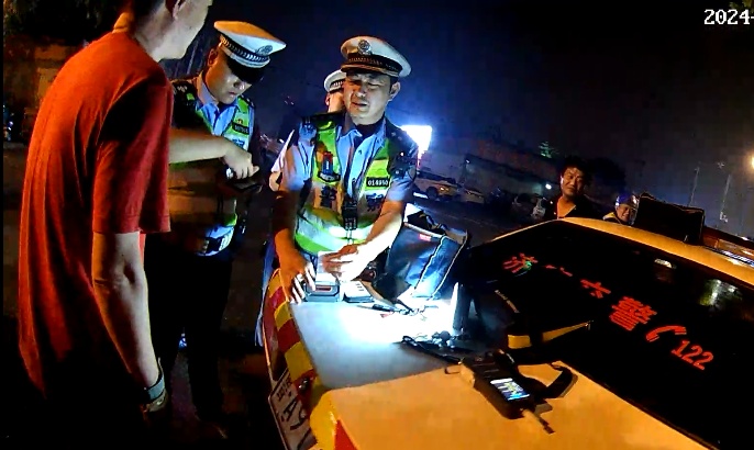 儿子街头被查，电话摇爹来“支援”，爹也被查了……