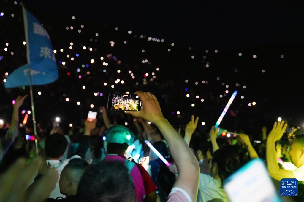 万人星空演唱会“点亮”鸣沙月泉 万人星空演唱会“点亮”鸣沙月泉
