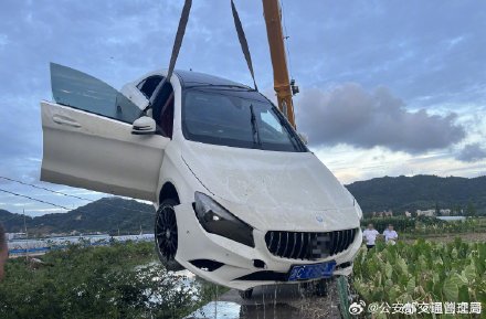 驾车分神酿事故 轿车意外坠入河