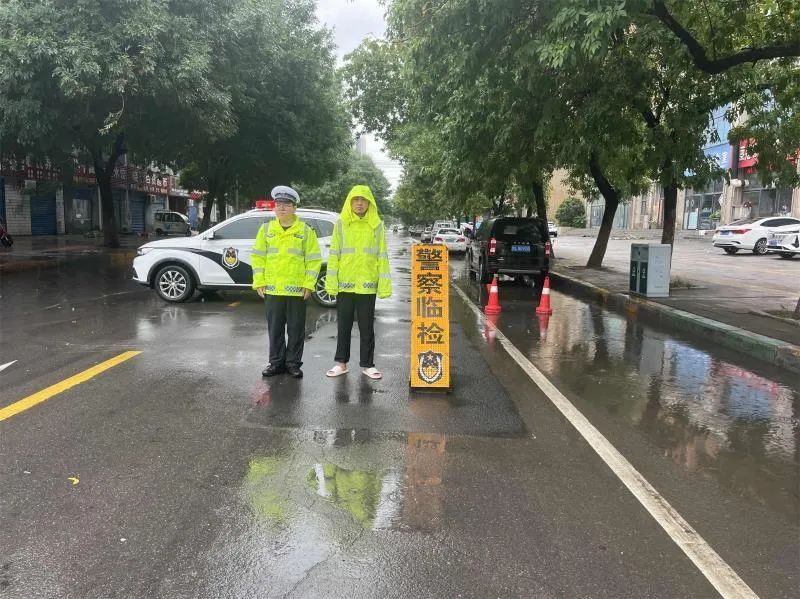防汛压力大！暴雨之中，他们做最靠谱的城市“路标”