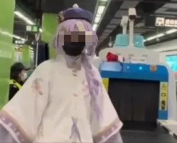 地铁工作人员：“请你卸妆”，网友吵翻！