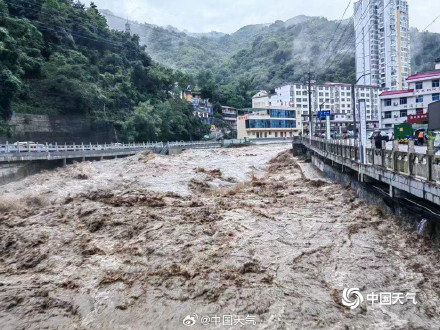 陕西宁陕县强降雨致河流水位上涨 陕西宁陕县强降雨致河流水位上涨