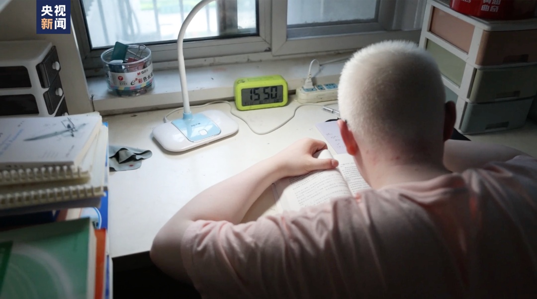 视力不足0.01，上课全靠望远镜？他凭惊人毅力考上清华！