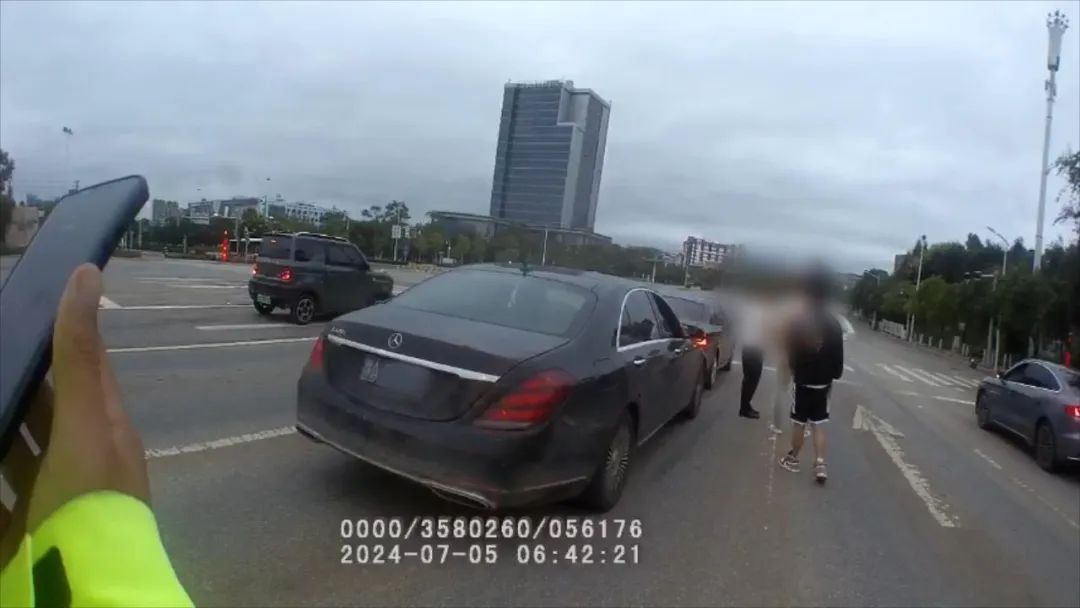 奔驰车追尾，驾驶人：我还未满16岁……