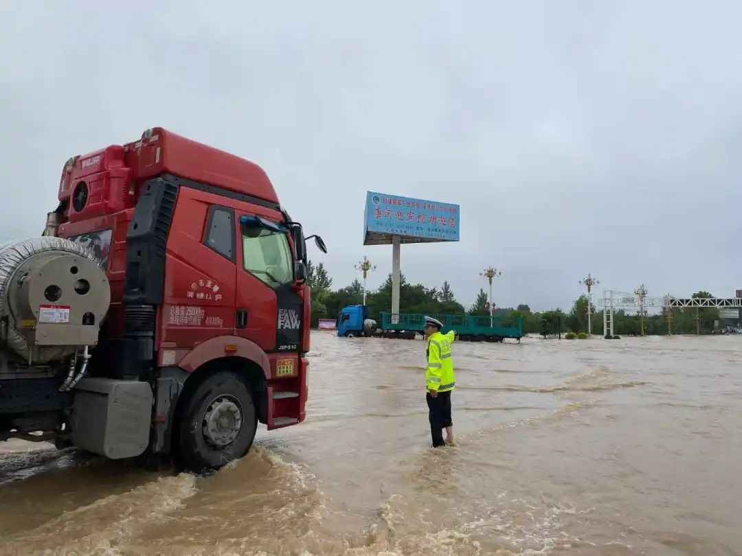 防汛压力大！暴雨之中，他们做最靠谱的城市“路标”