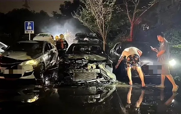 突发！上海一小区内新能源车起火被烧毁，两侧车辆遭殃