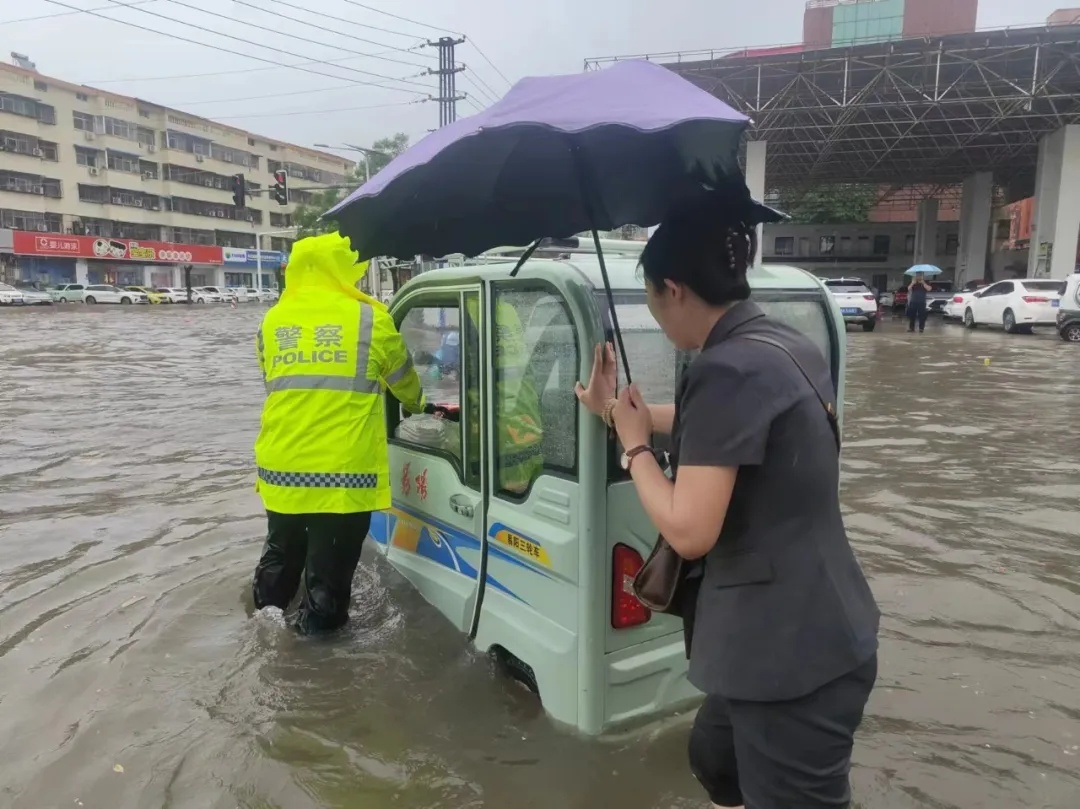 防汛压力大！暴雨之中，他们做最靠谱的城市“路标”